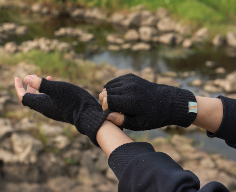 Fingerless gloves with online cover
